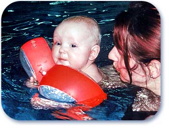 Baby mit Mutter im Wasser