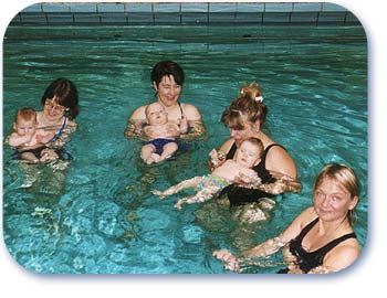 Baby mit Mutter im Wasser